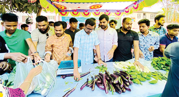 রংপুরে সাশ্রয়ী মূল্যে ছাত্রলীগের সবজি বিক্রি