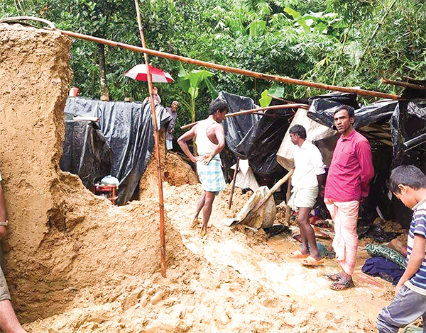 একই কবরস্থানে শায়িত হলেন মাসহ চারজন