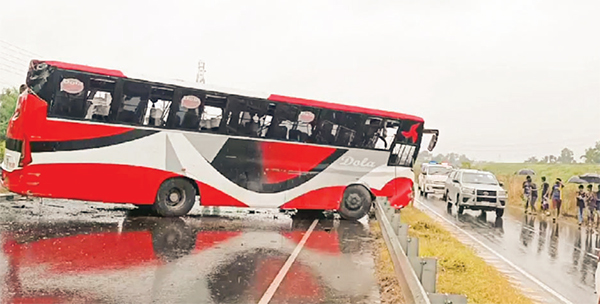 সড়ক দুর্ঘটনায় দুইজন নিহত  আহত ৯