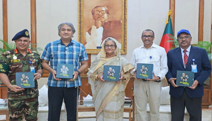 'মরণ সাগরপারে তোমরা অমর' শীর্ষক  প্রকাশনার মোড়ক উন্মোচন করলেন প্রধানমন্ত্রী