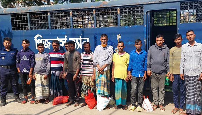 যশোরের বেনাপোলে পুলিশের সাঁড়াশি অভিযানে গ্রেফতার ১৩