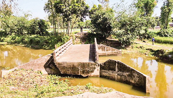 ৬ বছরেও পুনর্নির্মাণ হয়নি বন্যায় ভেঙে যাওয়া সেতু