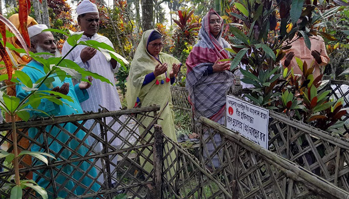 চাঁদপুরে বিশিষ্টজনদের কবর জিয়ারত করলেন শিক্ষামন্ত্রী