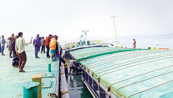 কাউখালীতে ১৪শ’ টন ডাল নিয়ে জাহাজডুবি