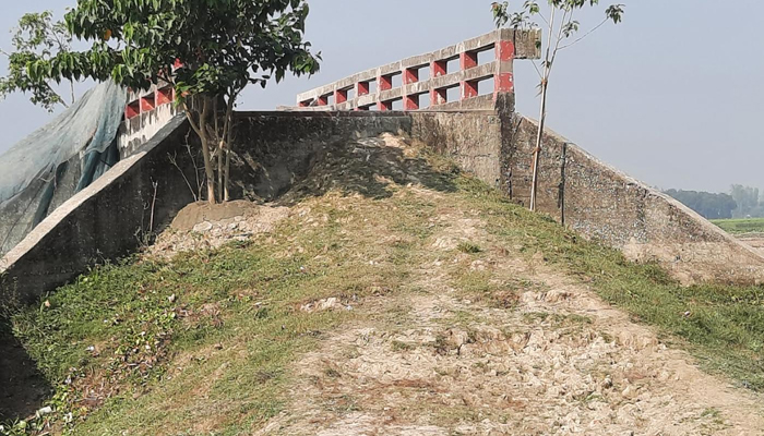 সিরাজগঞ্জে এক যুগ আগে ব্রিজ নির্মাণ হলেও নেই সংযোগ সড়ক চরম দূর্ভোগ