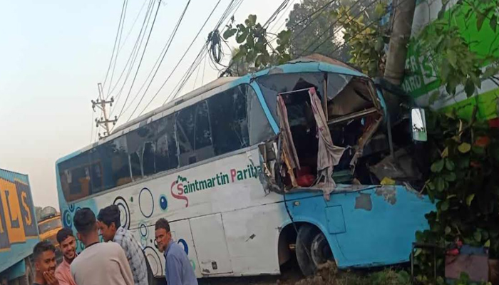 সীতাকুণ্ডে ঢাকা চট্টগ্রাম মহাসড়কে দুর্ঘটনায় বাস সুপারভাইজার নিহত, আহত আট যাত্রী