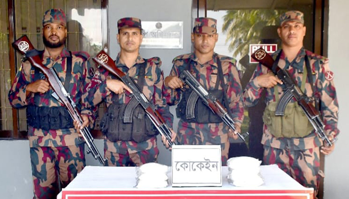 কক্সবাজারে বাস থেকে সাড়ে ৩ কেজি কোকেন উদ্ধার 