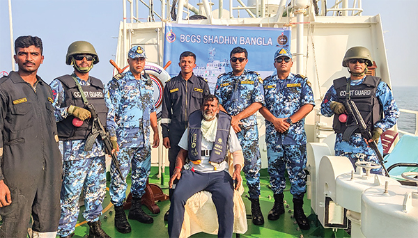 ভারতীয় কোস্ট গার্ড এক জেলেকে বাংলাদেশ কোস্ট গার্ডের কাছে হস্তান্তর