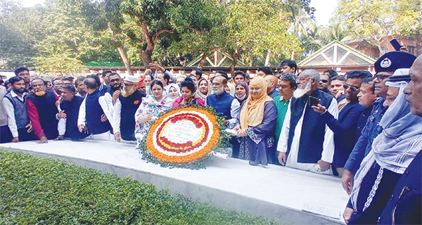 টুঙ্গিপাড়ায় বঙ্গবন্ধুর সমাধিতে রেজাউল করিমের শ্রদ্ধা