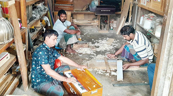 দেশীয় বাদ্যযন্ত্র তৈরি করে জীবিকা নির্বাহ