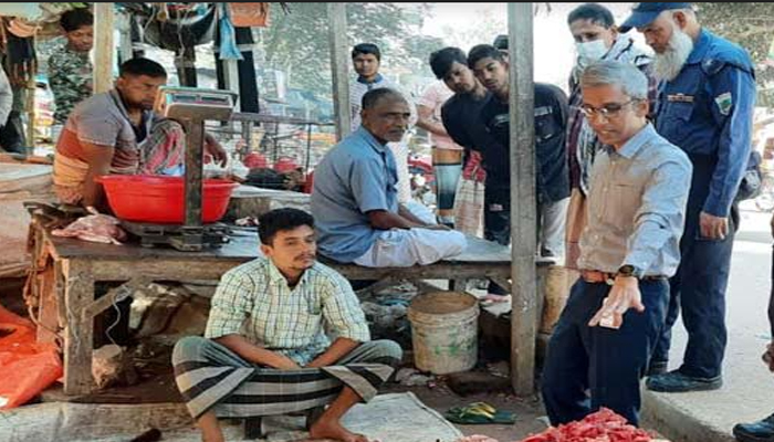 সিরাজগঞ্জে চর্বিতে রং মিশিয়ে মাংস বিক্রির দায়ে জরিমানা