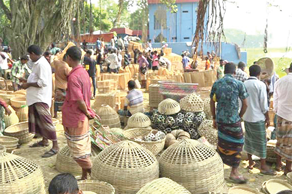 নওগাঁয় বাঁশপণ্যের ঐতিহ্যবাহী হাট