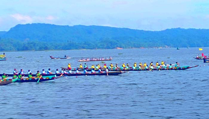 কাপ্তাই হ্রদে সেনাবা‌হিনীর সম্প্রী‌তি নৌকা বাইচ