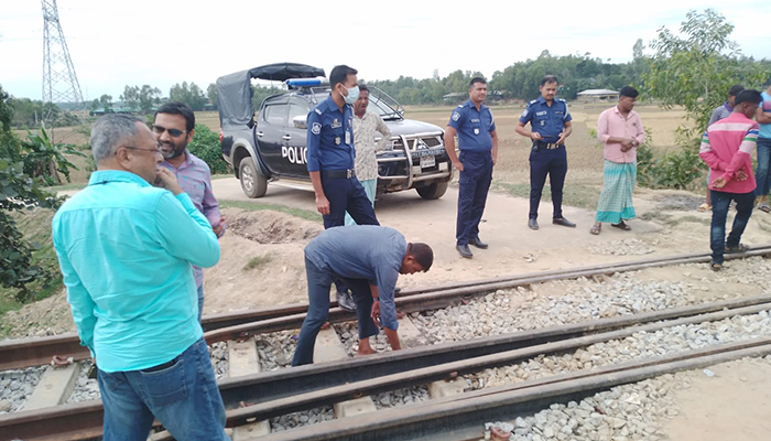 রামু অংশে রেল বিটের নাট-বল্টু খুলে নেয়ায় বিলম্বে ছাড়লো ‘কক্সবাজার এক্সপ্রেস’