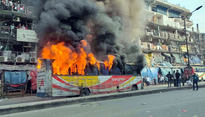 রাজধানীর ফুলবাড়িয়ায় ভিক্টর পরিবহনে আগুন