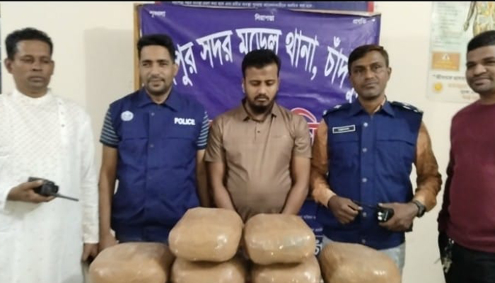 চাঁদপুরে ২০ কেজি গাঁজা ও প্রাইভেটকারসহ মাদক ব্যবসায়ী আটক