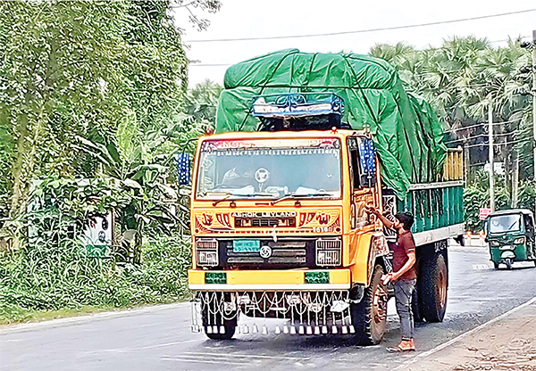 ঈশ্বরদীতে পৌরসভার টোল আদায়ের নামে সড়কে চাঁদাবাজি