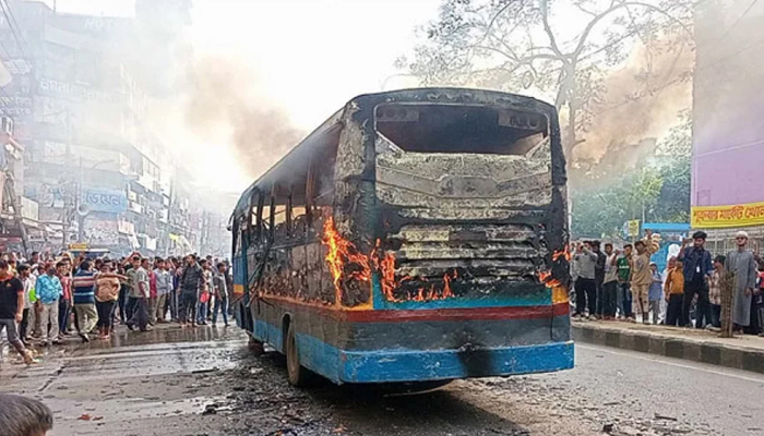 রাজধানীর গুলিস্তানে বাসে আগুন