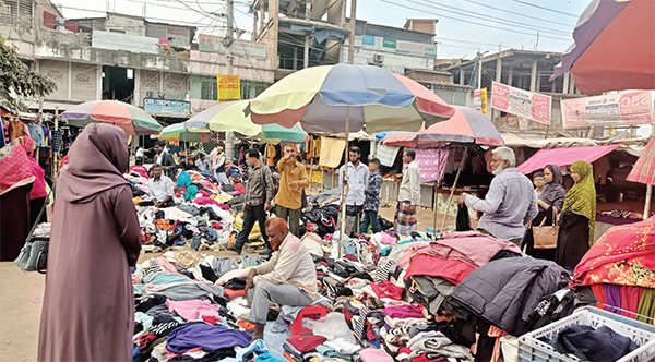 পুরোনো কাপড়ের দোকানে ভিড়