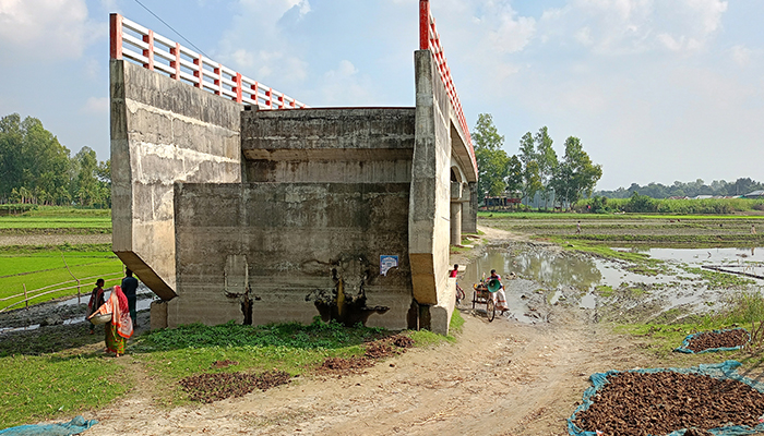 সিরাজগঞ্জের মরা নদীর উপর নির্মিত ব্রিজ কাজে আসছে না 