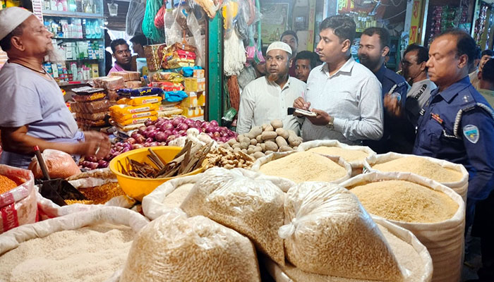 মিরসরাইয়ে ৩ দোকানদারকে জরিমানা