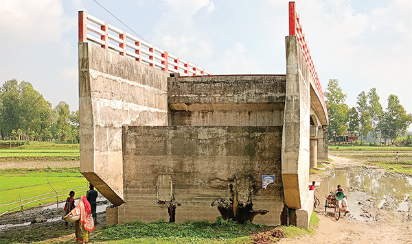 সিরাজগঞ্জের মরা নদীর ওপর নির্মিত ব্রিজ কাজে আসছে না