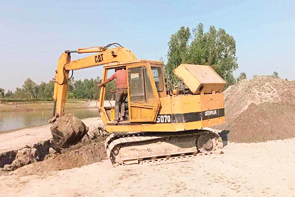 নদীর চরে অবৈধভাবে বালু উত্তোলন