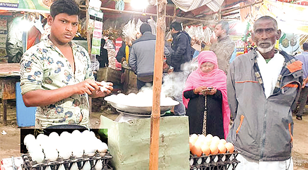 শীতে বেড়েছে সিদ্ধ ডিমের চাহিদা