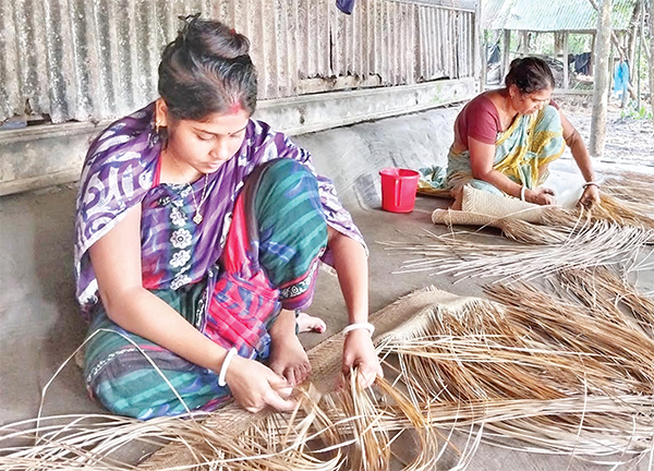 শীতলপাটি বিক্রি করে চলে ৬০০ পরিবারের সংসার