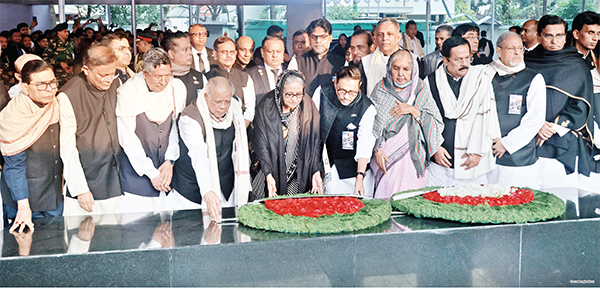 বঙ্গবন্ধুর প্রতিকৃতিতে পুষ্পস্তবক অর্পণ