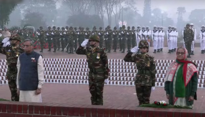 বিজয় দিবসে স্মৃতিসৌধে রাষ্ট্রপতি ও প্রধানমন্ত্রীর শ্রদ্ধা