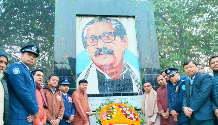 বীরগঞ্জে যথাযথ মর্যাদায় বিভিন্ন কর্মসুচীর মধ্যে দিয়ে মহান বিজয় দিবস উদযাপিত