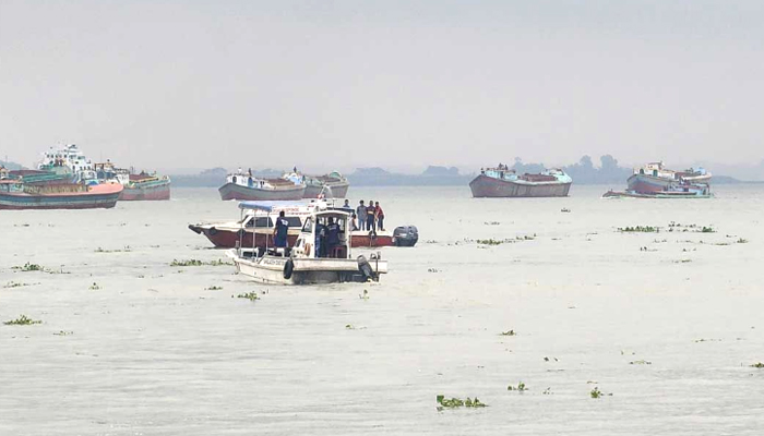 মুন্সীগঞ্জে পদ্মায় ট্রলার ডুবি, ২ লাশ উদ্ধার