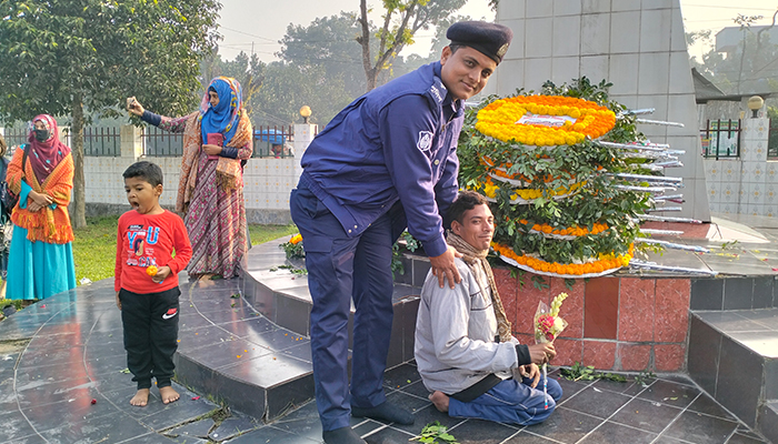 ১২ কি.মি. রিকশা চালিয়ে স্মৃতিসৌধে ফুল দিতে এলেন প্রতিবন্ধী কিশোর  