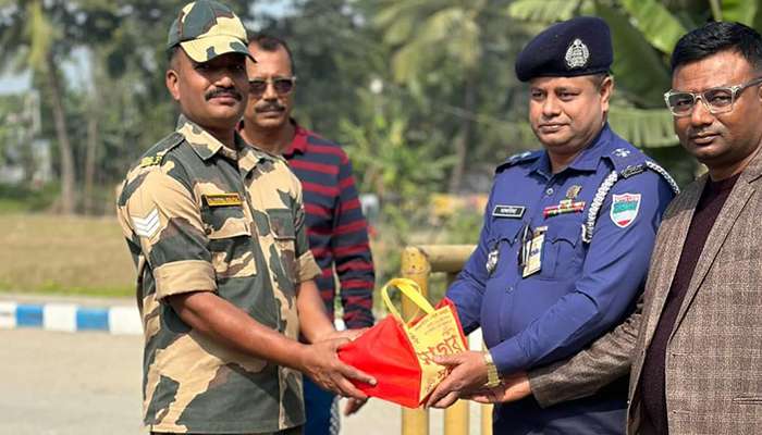 ভোমরা সীমান্তে পুলিশ-বিএসএফ’র মধ্যে শুভেচ্ছা বিনিময়