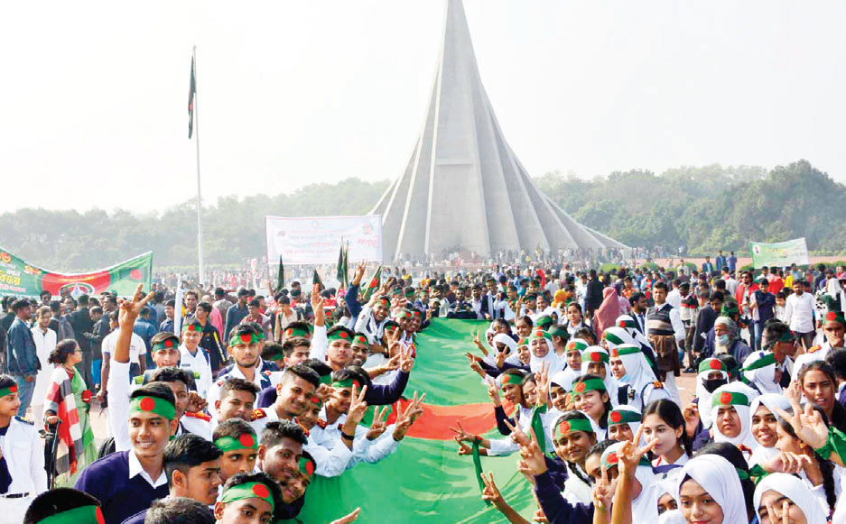 শীত উপেক্ষা করে স্মৃতিসৌধ এলাকায় সর্বসাধারণের ঢল