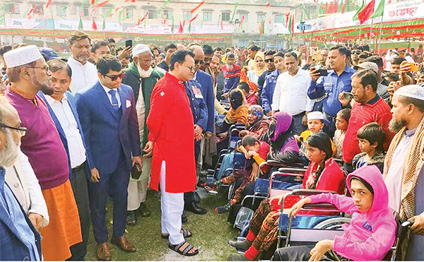 ভাণ্ডারিয়ার ১০০ প্রতিবন্ধীর মাঝে হুইল চেয়ার বিতরণ