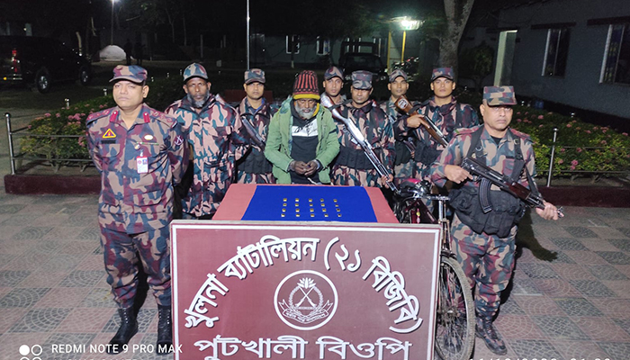 বেনাপোলে দুই কোটি টাকার স্বর্ণেরবারসহ পাচারকারী আটক