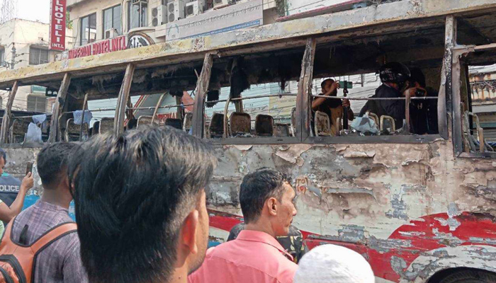 রাজধানীর গুলিস্তান জিরো পয়েন্টে বাসে আগুন