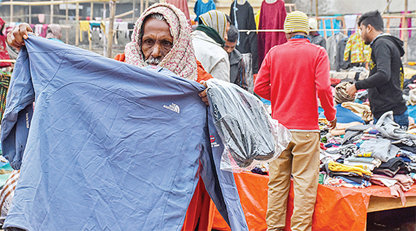 গরম কাপড়ের দোকানে ভিড় বাড়ছে