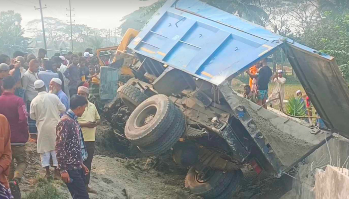 ময়মনসিংহে বালুবাহী ট্রাকে ট্রেনের ধাক্কায় নিহত ৪