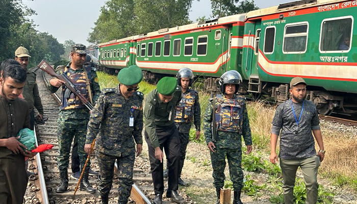 ফেনীতে রেললাইনের স্লিপার ক্লিপ খুলে নেয়ার চেষ্টাকালে ৩ দুর্বৃত্তকে ধাওয়া