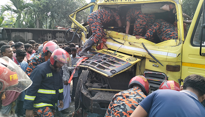 নান্দাইলে বাস-কার্গোভ্যান মুখোমুখি সংঘর্ষ, আহত-১৫