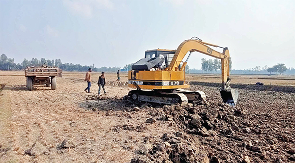 কৃষিজমির টপ সয়েল গিলে খাচ্ছে ভূমি খেকোরা