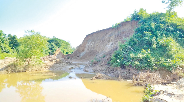 পাহাড়ের কান্না শোনে না কেউ