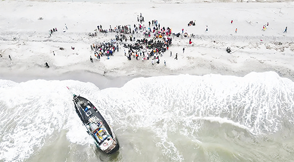 রোহিঙ্গাবোঝাই নৌকা তাড়িয়ে দিল ইন্দোনেশিয়া