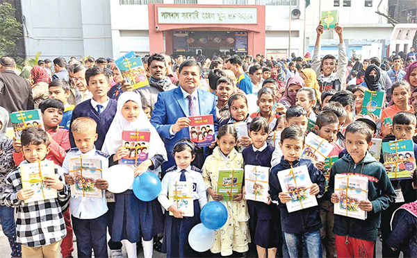 বছরের প্রথম দিনে নতুন বই পেয়ে উচ্ছ্বসিত শিক্ষার্থীরা