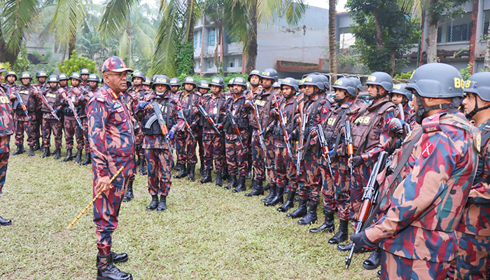 নির্বাচনী সহিংসতা ও নাশকতা রোধে সদা তৎপর থাকতে হবে : বিজিবি মহাপরিচালক