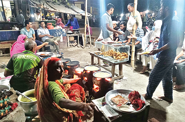 ফুটপাতে শীতের পিঠা বিক্রির ধুম