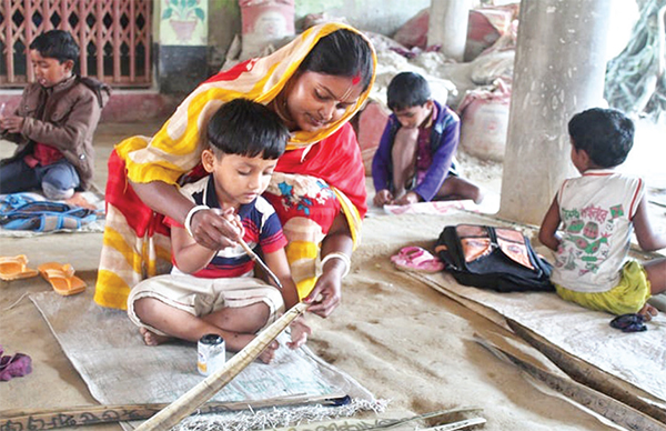 চিতলমারীতে তালপাতার পাঠশালা